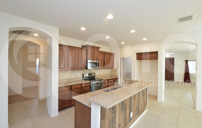 802 W WITT AVE