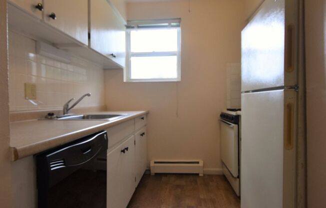 2 beds, 1 bath, 874 sqft, $1,445, Unit Q-11