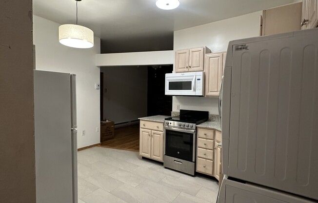 1 bed, 1 bath, $2,700, Unit 1R