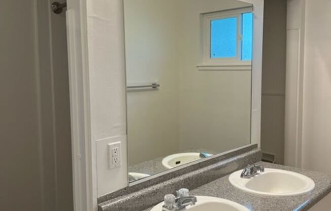 2 beds, 1 bath, $1,375, Unit 15