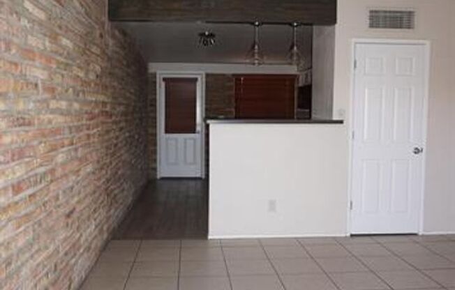 2 beds, 1 bath, 800 sqft, $1,250, Unit 933