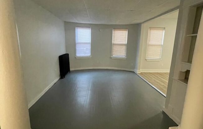 3 beds, 1 bath, $1,750, Unit 147 Belmont Ave Unit #4L