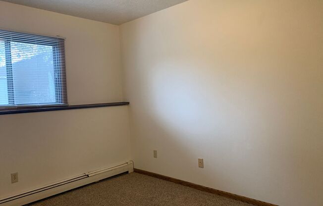 2 beds, 1 bath, $895, Unit 4