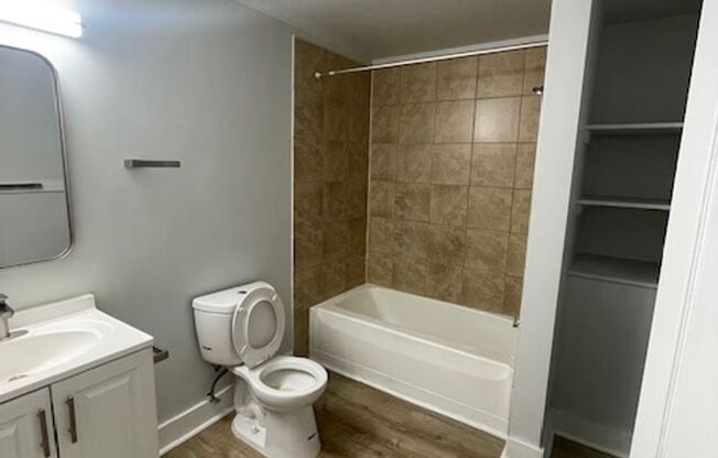 3 beds, 1 bath, $1,750, Unit 147 Belmont Ave Unit #4L