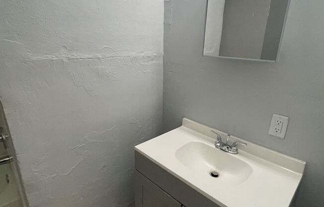 3 beds, 1 bath, 1,260 sqft, $1,250, Unit 548 w 25th Street