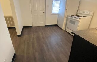 2 beds, 1 bath, $1,100, Unit 934 5th Ave Apt 2