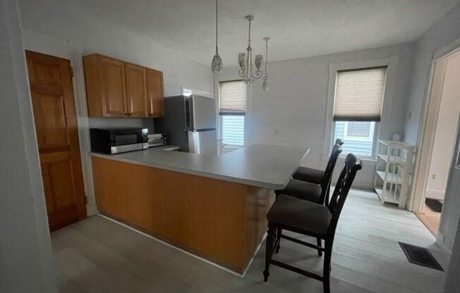 2 beds, 1 bath, 1,600 sqft, $2,200, Unit 113 Winchester Ave Unit 1