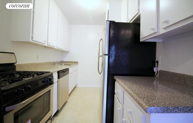 2 beds, 1 bath, $6,800, Unit 7D