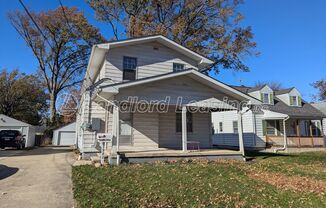 Cozy Upstairs Duplex with Balcony and Updates