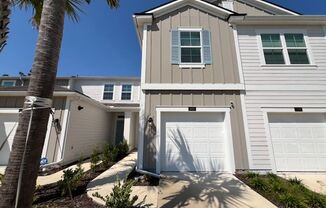 Beautiful townhome available for rent in the desirable Waterford Lakes community in Silverleaf!