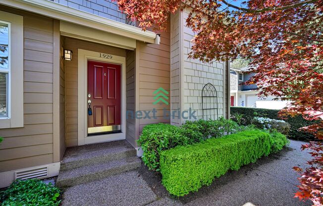 3 BEDS & 2.5 BATH Town house FOR RENT