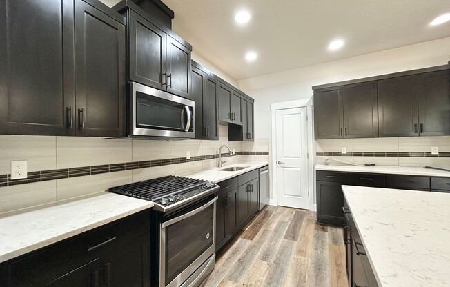 3 beds, 2.5 baths, $2,800