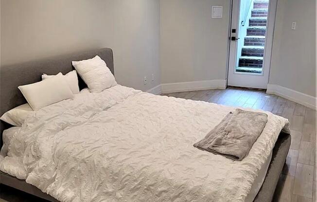 2 beds, 1 bath, 1,000 sqft, $3,200, Unit GARDEN