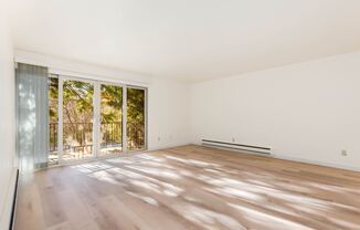 1 Bedroom 1 Bath Condo in Kirkland, new flooring plus great amenities!