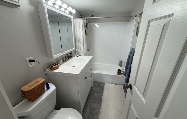 2 beds, 2 baths, 996 sqft, $2,800, Unit 33C