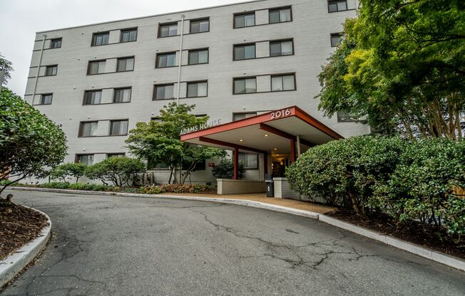 Rare Large Efficiency (552 Sq Ft) Close To Courthouse Metro In Adams House - Utilities Included!