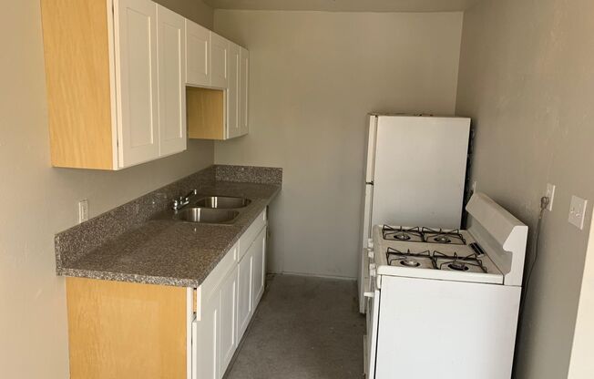 1 BEDROOM APARTMENT IN SOUTH LAS VEGAS( APT SQUARE FEET 540), NEAR MANY GROCERY STORES , RESTAURANTS, THE STRIP IS 10 MINUTES AWAY FROM THIS AREA SO IT OFFERS PLENTY OF ENTERTAINMENT SPOTS.