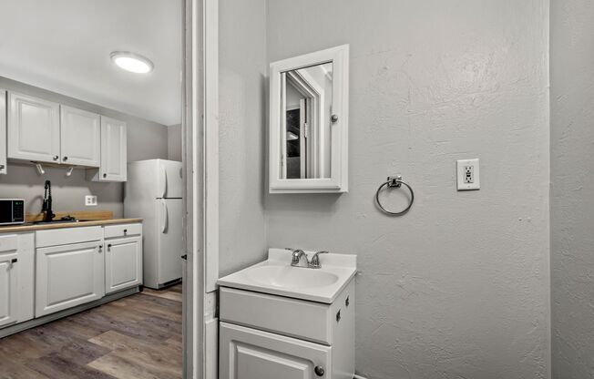 1 bed, 1 bath, 800 sqft, $699, Unit 109 W Lincoln Ave #14