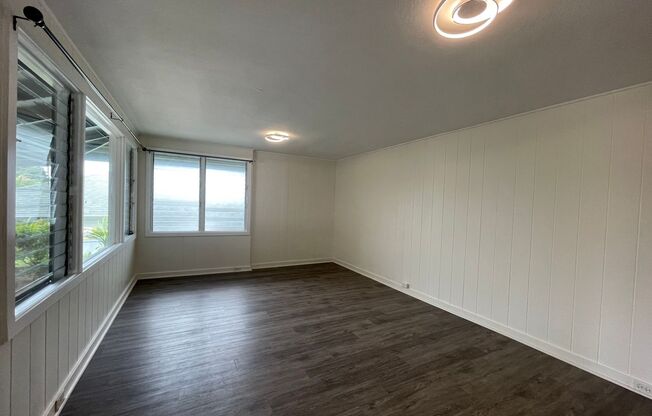 Renovated 3 bedrooms, 2 baths unit (Duplex) w/2 open parking stalls - Avail now