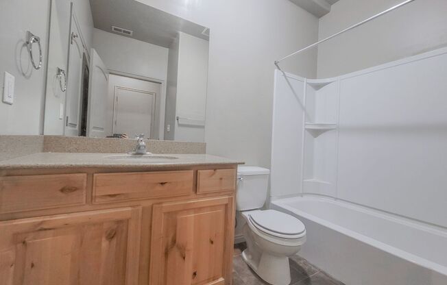 2 beds, 2 baths, 1,100 sqft, $1,291, Unit Unit 4