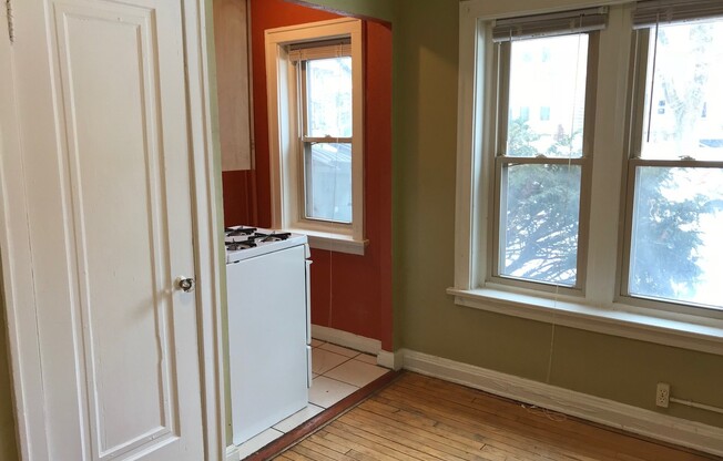Studio, 1 bath, $725, Unit 15