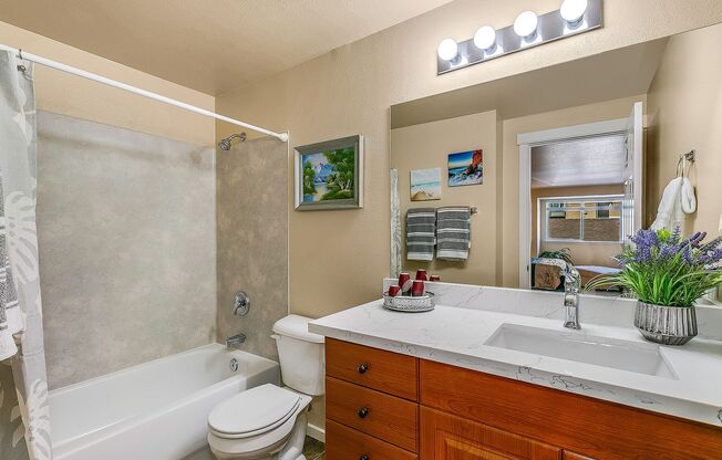 Beautiful Top Floor 2 Bed 2 Bath Condo in Factoria