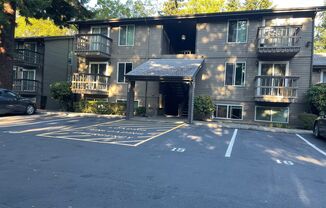 Cozy 2bd Condo in Overlake!