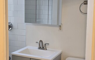 2 beds, 1 bath, $3,000, Unit 20