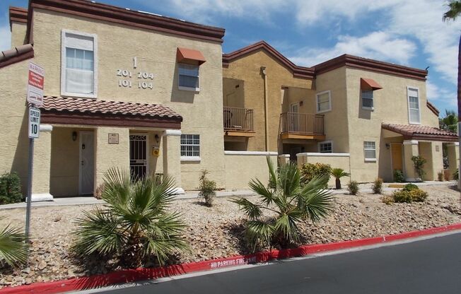 Beautiful 2-Bedroom Condo with Fireplace & Community Pool Near Cheyenne Freeway