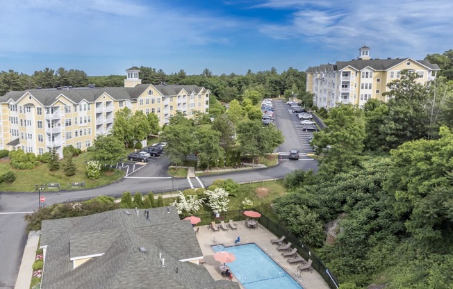 Lynnfield commons pool and apartment buildings