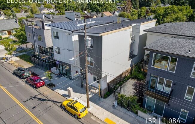 5042 NE FREMONT