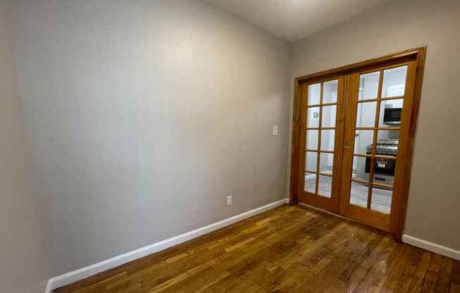 3 beds, 1 bath, $4,800, Unit 5