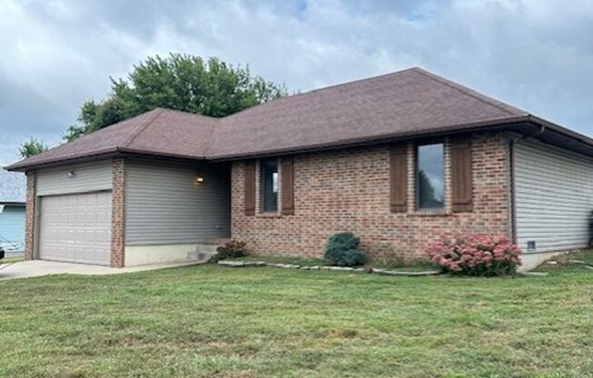 Adorable 3 Bedroom home on a big lot in NIXA!!   Ozark Schools