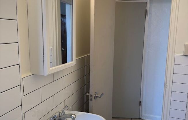 3 beds, 1 bath, $1,675, Unit 102A