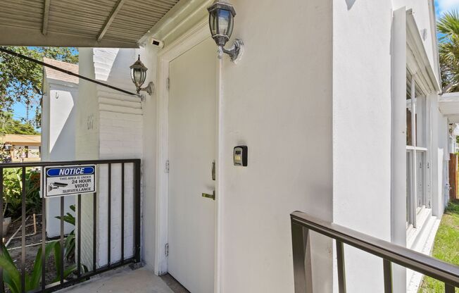 Charming 2-Bedroom Single-Family Home with Spacious Yard in Hollywood, FL