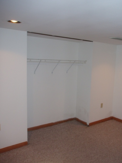 2 beds, 1 bath, $1,195, Unit 7