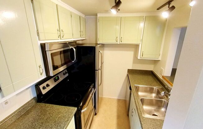 2 beds, 1 bath, 784 sqft, $1,895, Unit 11