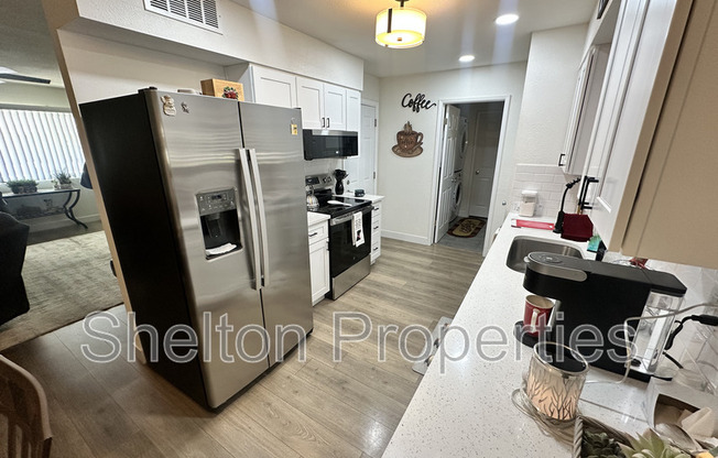 10806 W CAMELOT CIR