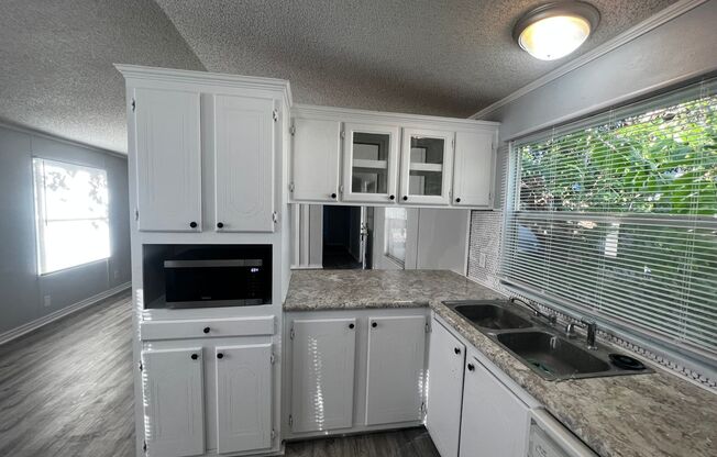 3 beds, 2 baths, $1,075, Unit Space 336