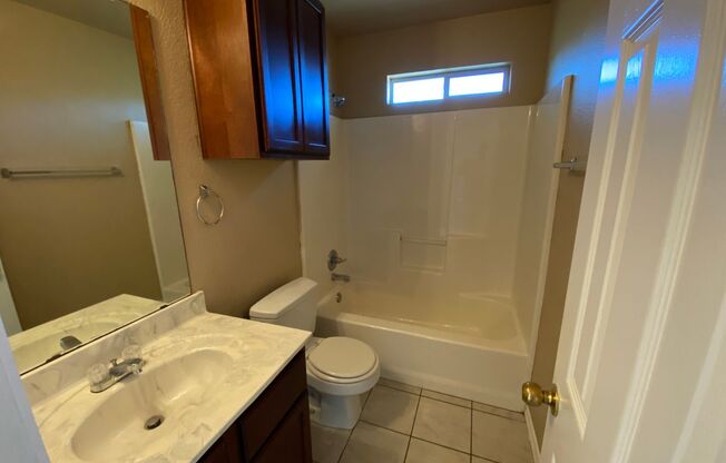 3 beds, 2 baths, $2,100, Unit (Schluter)