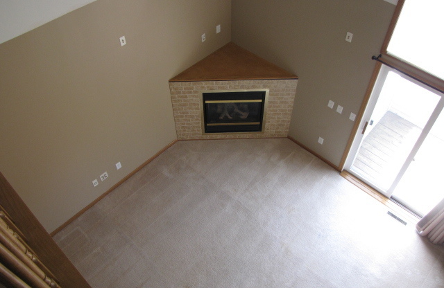 Spacious 2Bed plus loft/2Bath Townhome- Cottage Grove- Available Mar 16