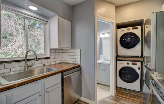 Remodeled 2 Bedroom in Lakewood! Great Location!