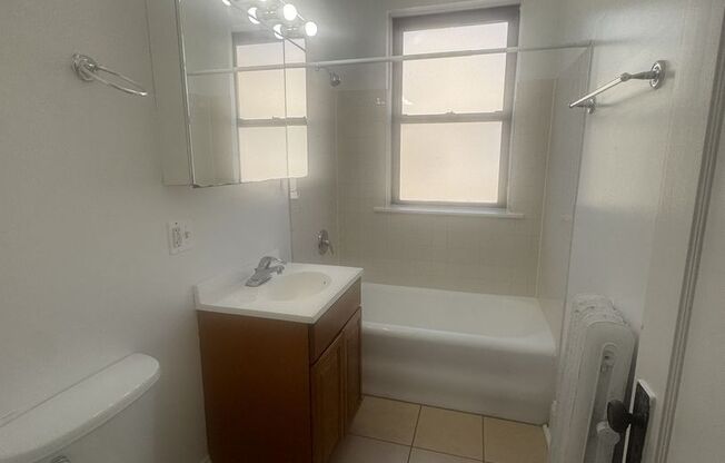 3 beds, 1 bath, 825 sqft, $2,695, Unit 2121-27-3A