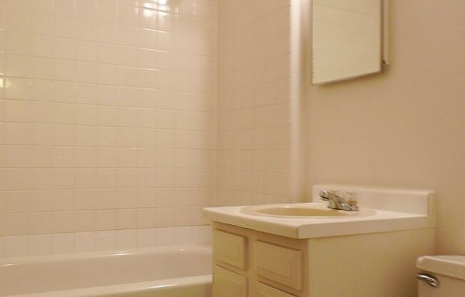 1 bed, 1 bath, 410 sqft, $980, Unit 4 - 34