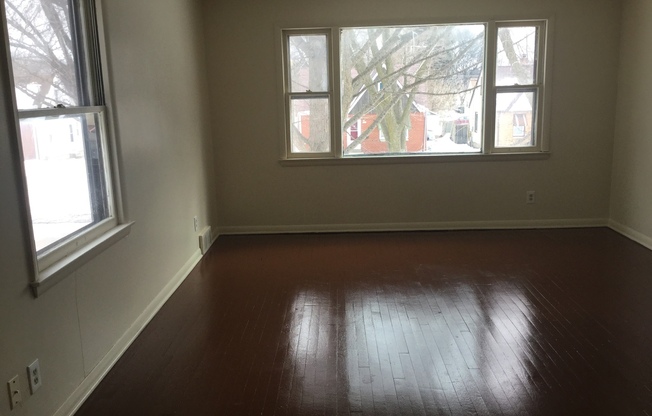 2 beds, 1 bath, $895, Unit Upper