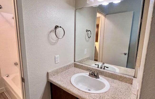 1 bed, 1 bath, 700 sqft, $1,575, Unit 42