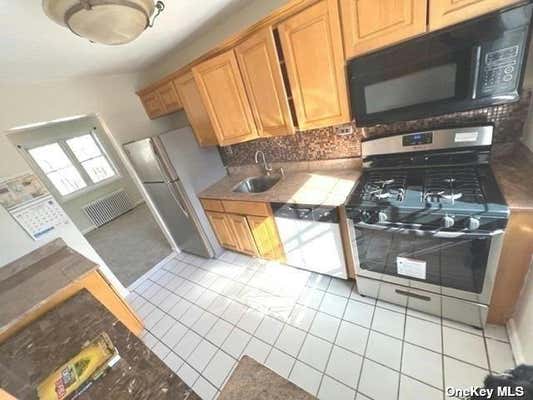 3 beds, 1 bath, 800 sqft, $2,400, Unit 2