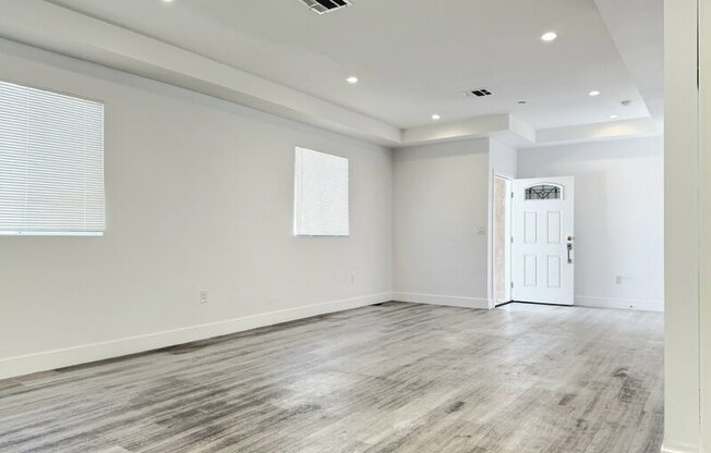 827 E 74 ST