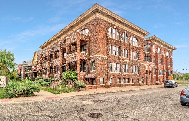 2 BEDROOM LOCATED IN THE HEART OF THE ART DISTRICT!