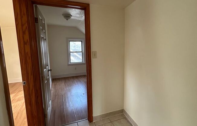 2 beds, 1 bath, $1,150, Unit #B